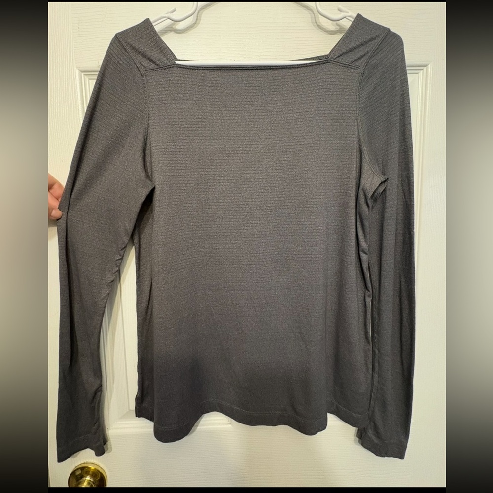Lululemon Back in Action grey top
